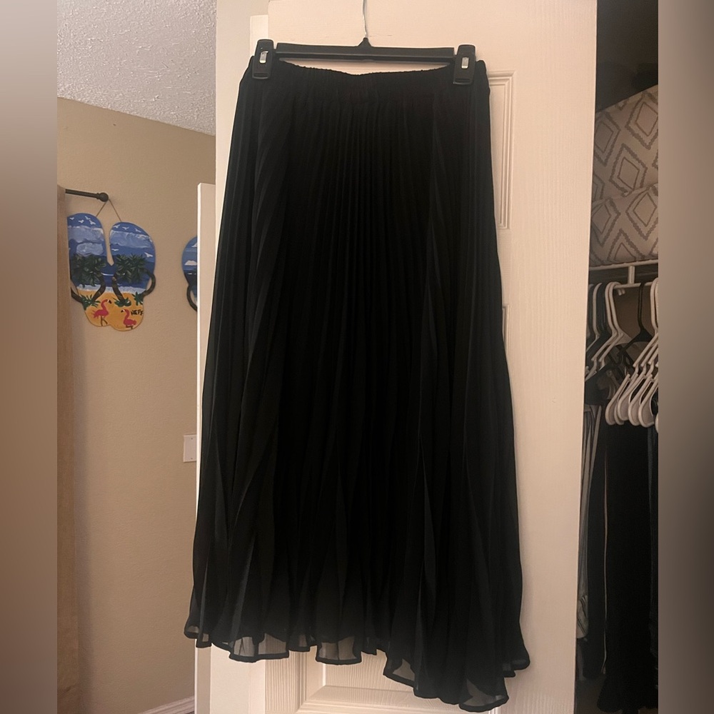 Black long pleaded skirt.